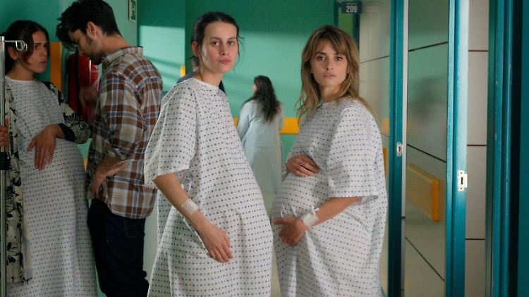 Ana (Milena Smit) und Janis (Penélope Cruz) werden alleinerziehende Mütter.