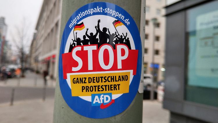 Die AfD rückt von ihrer harten Linie bei der Aufnahme Geflüchteter ab und will Menschen aus der Ukraine zeitweise in Deutschland aufnehmen. 