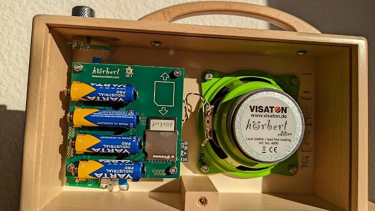 Wer die Speicherkarte austauschen oder Zusatzfunktionen aktivieren will, bekommt das Innenleben des Hörbert zu sehen.