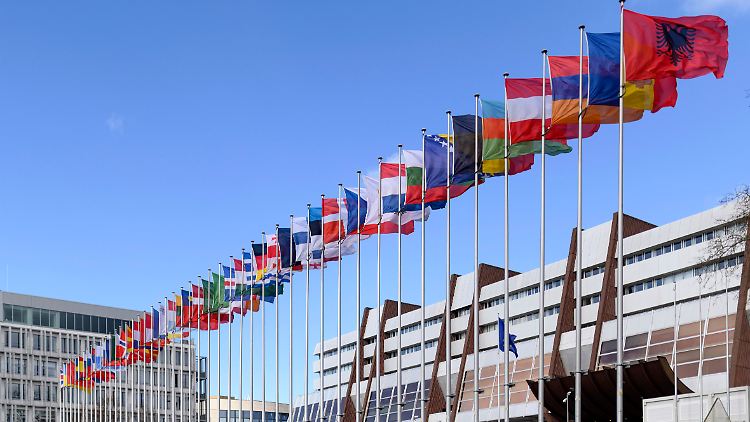 Fehlt die russische Flagge künftig vor dem Gebäude des Europarats? Seit der Invasion in der Ukraine ist das Land suspendiert, es könnte jedoch dauerhaft aus dem Gremium ausgeschlossen werden.