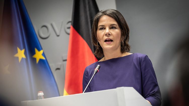 Bundesaußenministerin Baerbock erteilt sofortigem Importstopp für russisches Öl und Gas eine Absage.