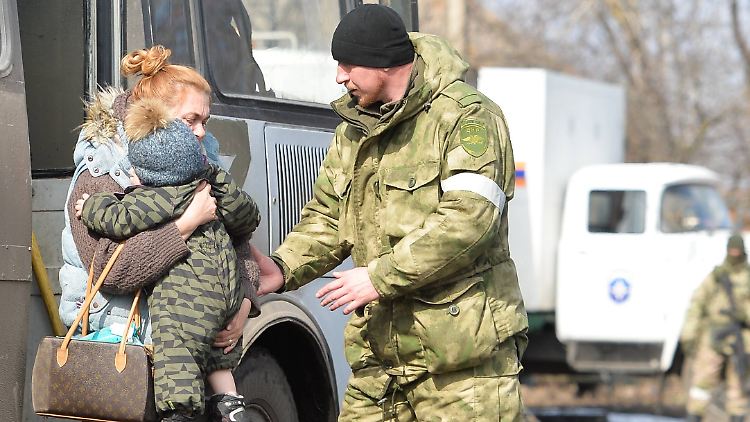 Geflüchtete aus Mariupol erreichen ein Hilfszentrum.