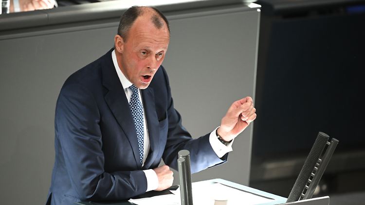 Für CDU-Chef Merz ist klar: Die Preise steigen zu schnell, besonders Benzin ist zu teuer. 