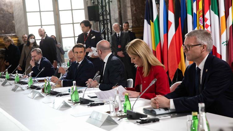  In der Erklärung des EU-Gipfels in Versailles vom frühen Morgen heißt es: "Die Ukraine gehört zu unserer europäischen Familie."