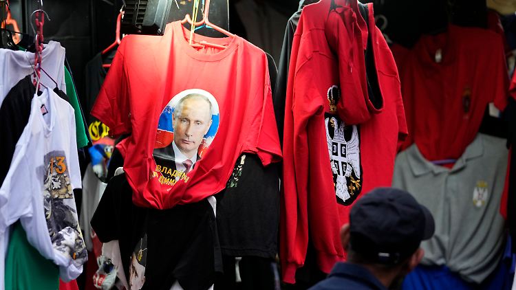 Gehen in Belgrad gerade wie geschnitten Brot über die Theke - T-Shirts mit Putins Konterfei.
