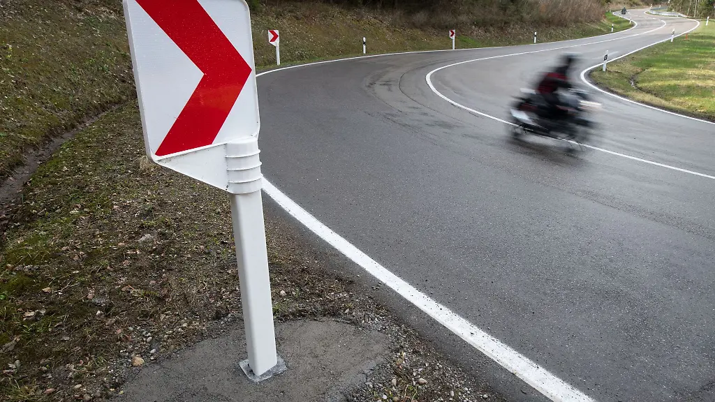 Ein-Motorradfahrer-ist-auf-einer-Strasse-in-den-Alpen-gestuerzt-Symbolbild