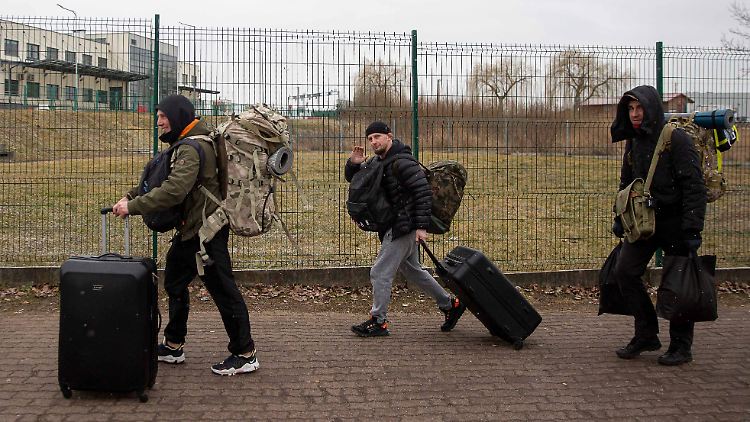 Grenzübergang in Medyka: Eine Gruppe von Männern verlässt Polen, um in der Ukraine zu kämpfen.