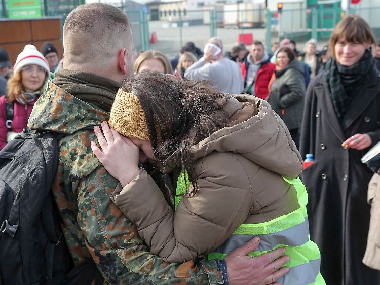 Eine Polin und ein polnischer Freiwilliger, der darauf wartet, die Grenze zu überqueren, um gegen die russischen Streitkräfte zu kämpfen.