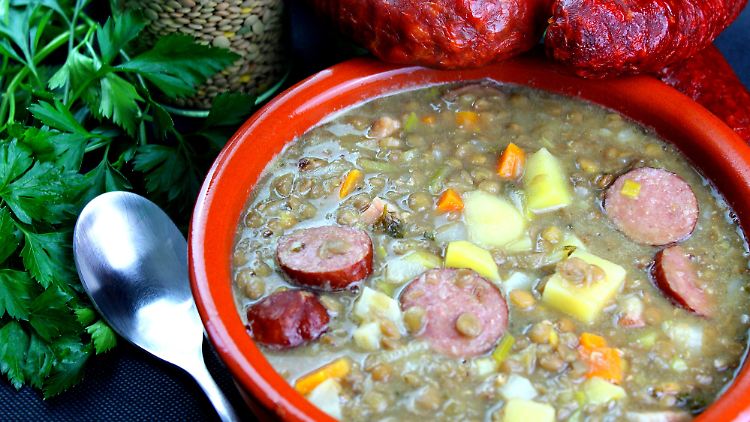 Wer will, kann die Linsensuppe mit einer würzigen Wurst anreichern.