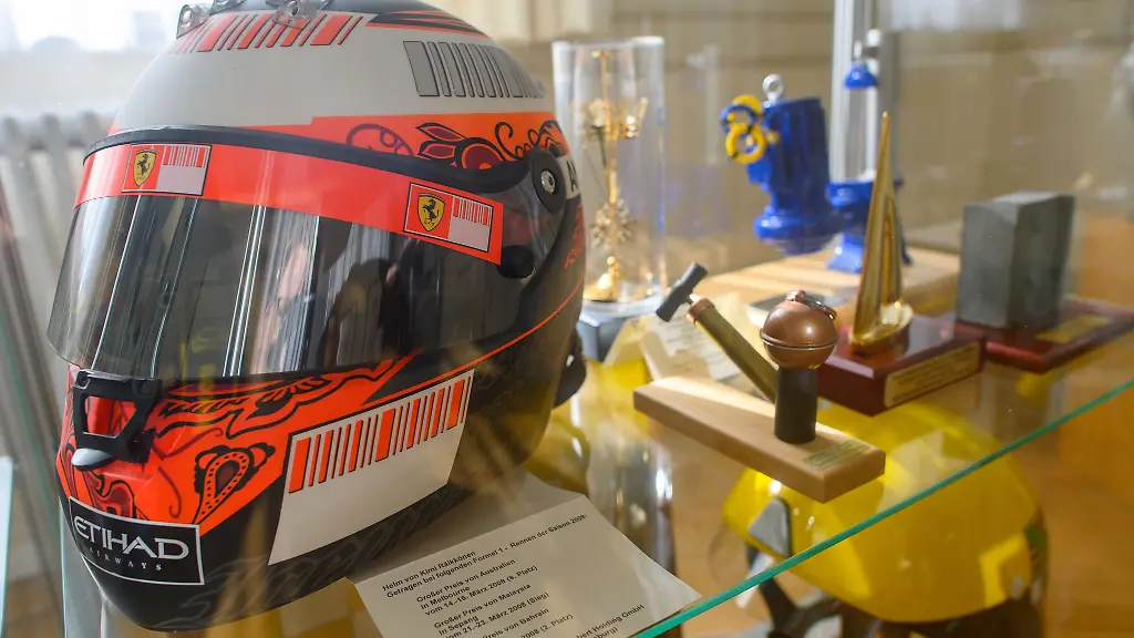 Den-Helm-von-Kimi-Raaeikkoenen-gab-es-nicht-zu-ersteigern-aber-dafuer-andere-Praesente