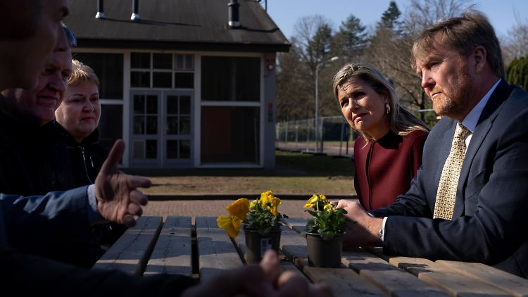 Das niederländische Königspaar (r.) im Gespräch mit Flüchtlingen aus der Ukraine.