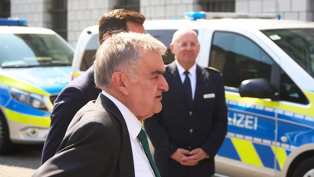 Das-couragierte-Eingreifen-mehrerer-Menschen-hat-beim-Messerangriff-in-einem-Bus-in-Siegen-wohl-Schlimmeres-verhindert-Das-lobt-auch-Herbert-Reul