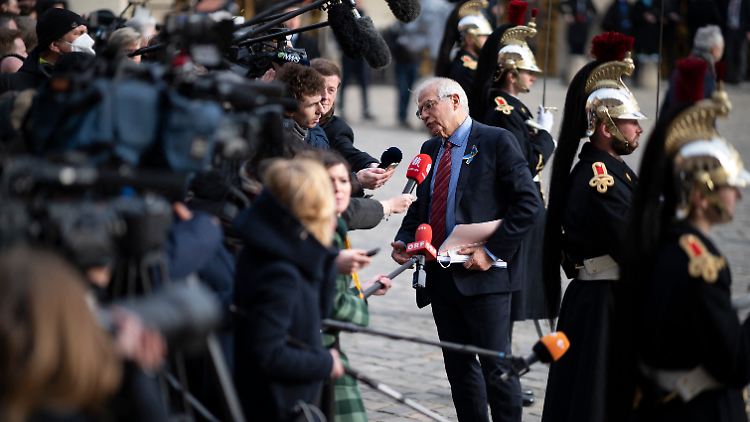 "Ich habe vorgeschlagen, unseren Beitrag um 500 Millionen Euro zu verdoppeln", sagte der EU-Außenbeauftragte Josep Borrell in Versailles.