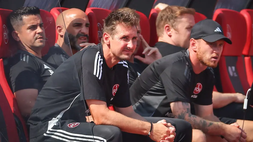 Miroslav-Klose-vorn-ist-nach-dem-0-4-gegen-Magdeburg-bedient