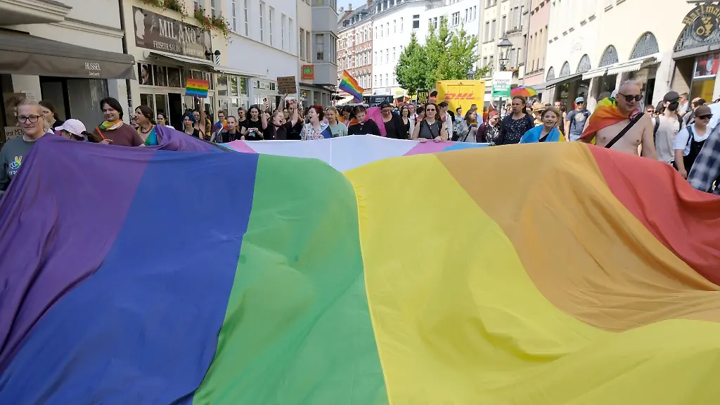 Friedlicher-CSD-in-Zwickau-trotz-rechter-Proteste
