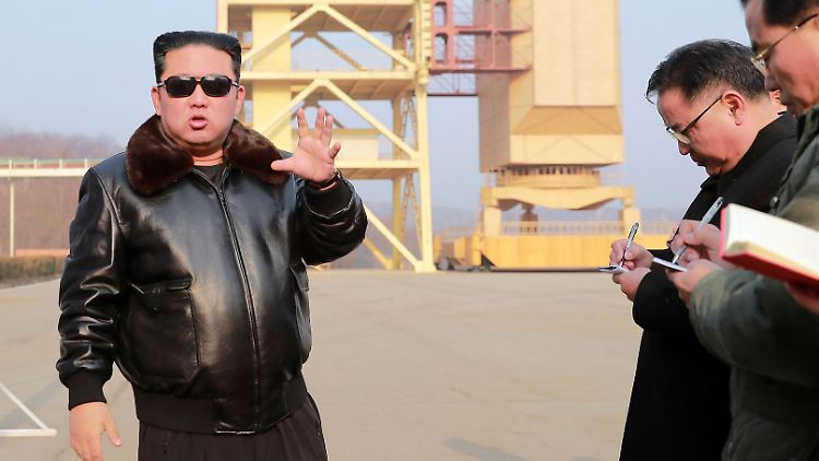 Kim besucht den Raketenstartplatz.