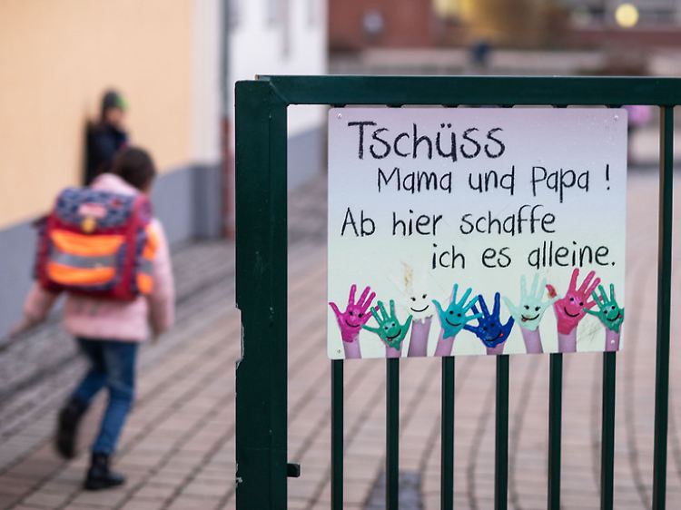 Manchen Eltern fällt es während der Schulzeit schon schwer, das Kind nicht bis ins Klassenzimmer zu bringen. Noch schwerer fällt es, wenn der Nachwuchs dann das Nest verlässt.
