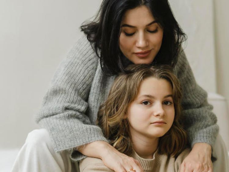 Manchmal können die Ängste der Eltern das Erwachsenwerden der Kinder erschweren.