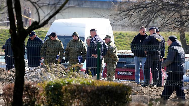 Zagreb: Polizisten untersuchen die Absturzstelle eines unbemannten Militärflugzeug russischer Bauart