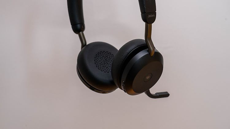 Der Jabra Evolve2 75 ist für einen On-Ear-Kopfhörer außergewöhnlich bequem.