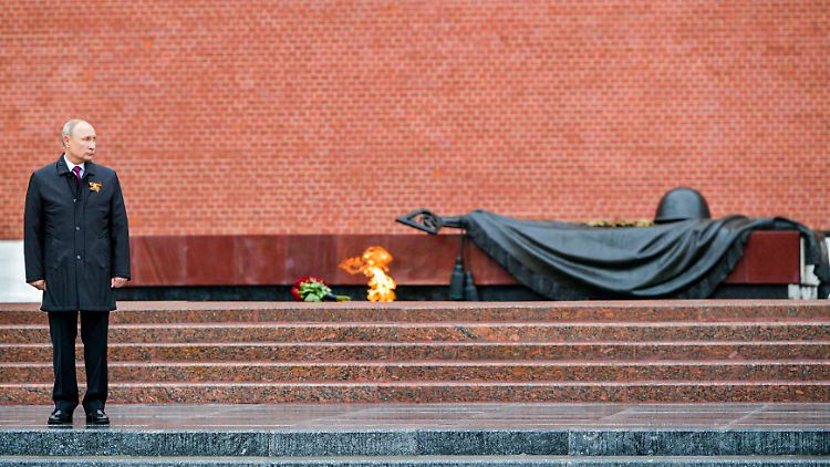 Putin allein am Grab des unbekannten Soldaten. 
