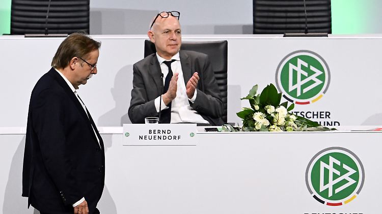 Der neue DFB-Boss verabschiedet Koch.