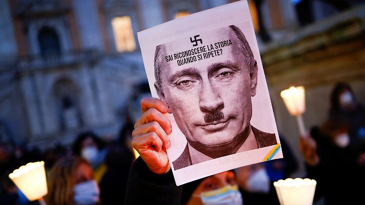 Ein häufiges Motiv auf Demonstrationen: Putin als Hitler, hier in Rom.