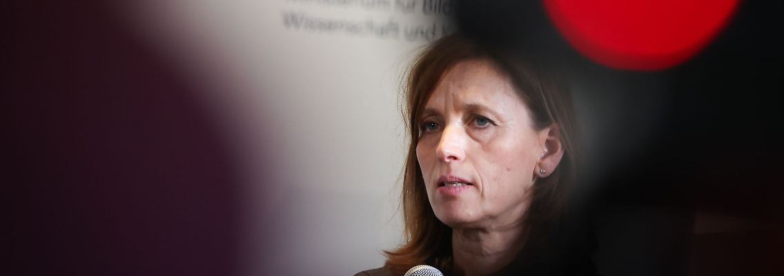 Karin Prien (CDU), Bildungsministerin von Schleswig-Holstein, gibt ein Statement.