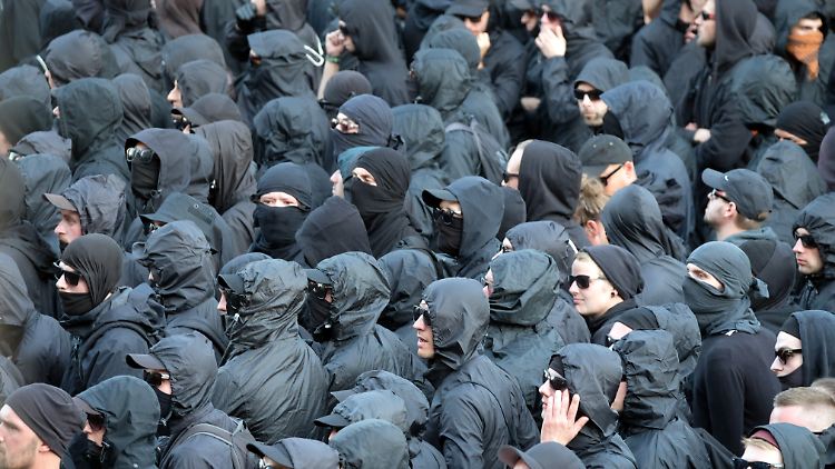 Teilnehmer der "Welcome to Hell"-Demo gegen den G20-Gipfel 2017 in Hamburg. Im Anschluss an die Demonstration kam es zu schweren Ausschreitungen.