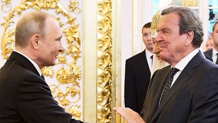 Wladimir Putin (li.) und Gerhard Schröder bei einem Treffen im Kreml im Mai 2018.