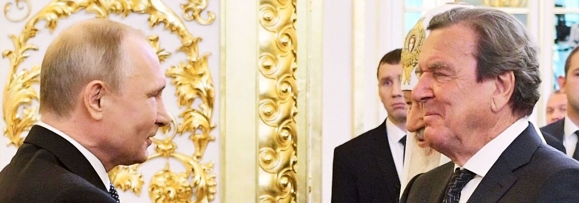 Wladimir Putin (l) und Gerhard Schröder bei einem Treffen im Kreml im Mai 2018.