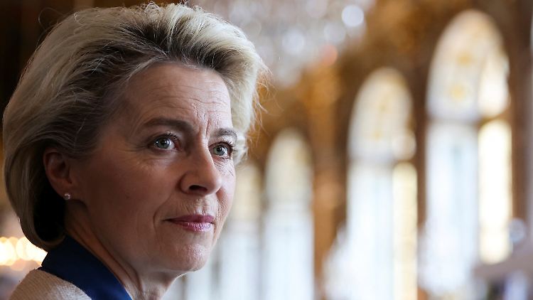 Die EU will laut Kommissionspräsidentin Ursula von der Leyen mit ihrem Ausfuhrverbot vor allem reiche Russen treffen, die den Krieg von Präsident Wladimir Putin unterstützen. 