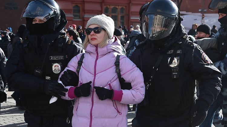 Tausende Festnahmen in Moskau: Russischen Regimegegnern drohen ab sofort 15 Jahre Haft.