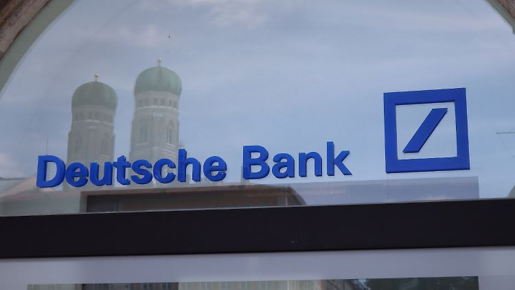 "Wir haben das Neugeschäft in Russland eingestellt, nur bestehende Transaktionen wickeln wir noch ab", teilte eine Sprecherin des Geldhauses mit.