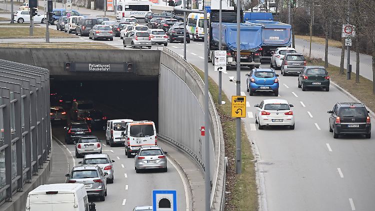 "Der Weg zur Arbeit im Auto darf sich nicht am Geldbeutel entscheiden", sagt Niedersachens Energieminister Lies.