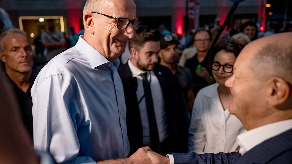 Gemeinsam-beim-Wahlkampf-Sommerfest-der-SPD-Brandenburg-Ministerpraesident-Dietmar-Woidke-und-Kanzler-Olaf-Scholz