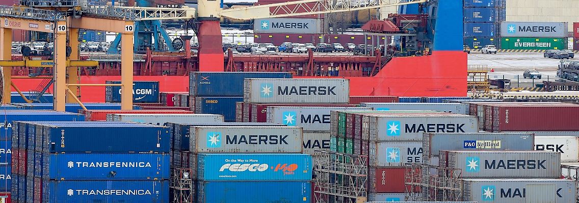 Container liegen im Hafen von St. Petersburg. Das Ifo-Institut erwartet, dass neue Sanktionen gegen Russland negative Auswirkungen auf das Land haben werden.