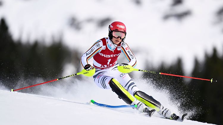 Ski-Ass Lena Dürr kam beim Weltcup im schwedischen Are trotz zwischenzeitlicher Führung nur auf Rang fünf.