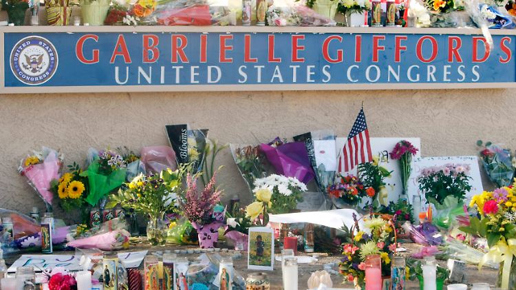 Blumen und Kerzen vor dem Büro der Abgeordneten in Tucson.