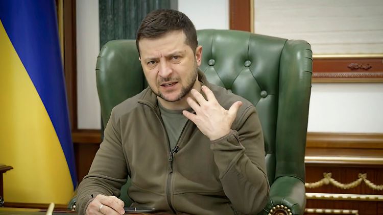 "Bei uns sind etwa 1300 Soldaten getötet worden und bei Russland mehr als 12.000", sagte der ukrainische Präsident. 