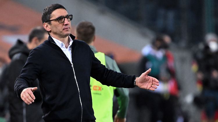 Beim Spiel gegen Mönchengladbach: Herthas Trainer Tayfun Korkut an der Linie.