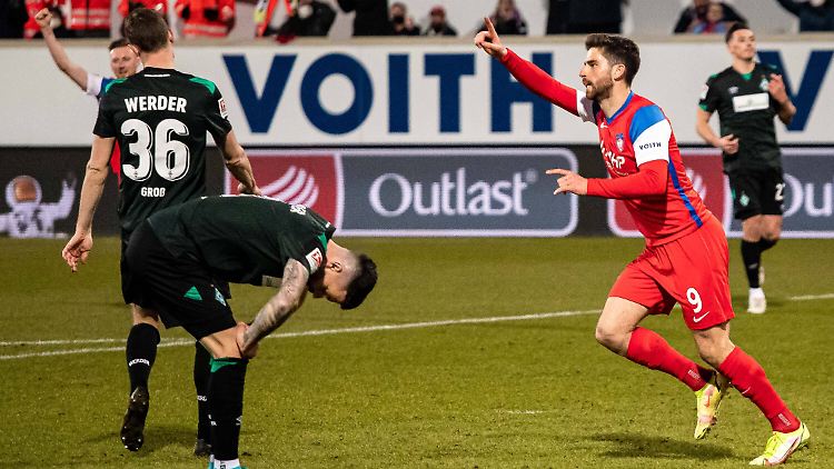 Stefan Schimmer dreht jubelnd ab nach dem 2:0 für Heidenheim.