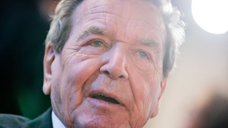 Schröder soll auch mit einem der engsten Berater Putins gesprochen haben.