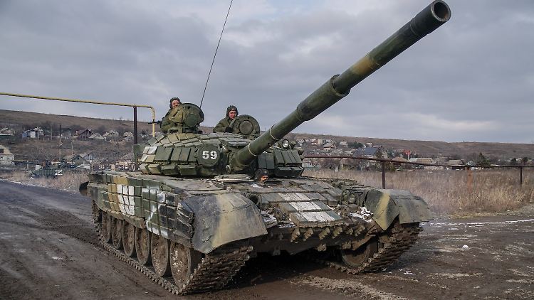 Auch Streitkräfte der russischen Separatisten rücken auf Mariupol vor.