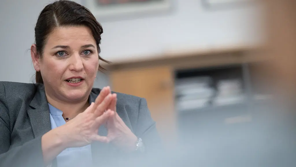 Weniger-offene-und-neu-gemeldete-Stellen-unter-dem-Strich-ist-die-Zahl-der-Jobsuchenden-erneut-gestiegen-Mut-macht-die-Arbeitsagentur-jungen-Menschen-Der-DGB-nimmt-das-Land-in-die-Pflicht