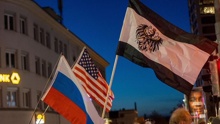 Auf einer Anti-Corona-Demo in Reutlingen werden neben einer Preußen-Flagge auch eine russische und eine US-Flagge geschwenkt.