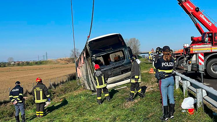 Spezialkräne der Feuerwehr richteten den Bus wieder auf.