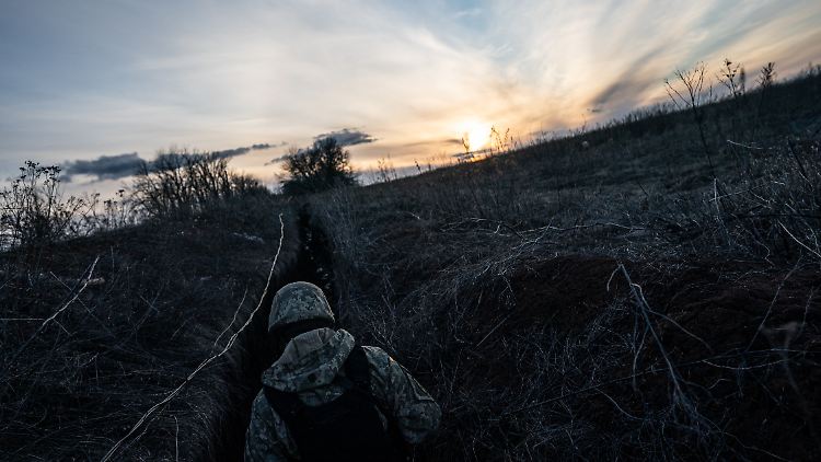 Die Ortschaft Popasna sei in der Nacht von der russischen Armee angegriffen worden, schrieb Polizeichef Oleksij Bilotschyzky in der Nacht zum Sonntag im Online-Netzwerk Facebook.