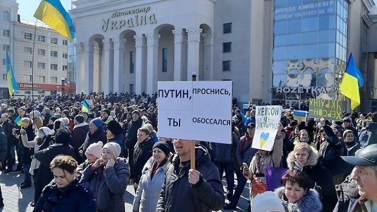 Tausende Menschen demonstrieren in Cherson gegen die russische Belagerung.
