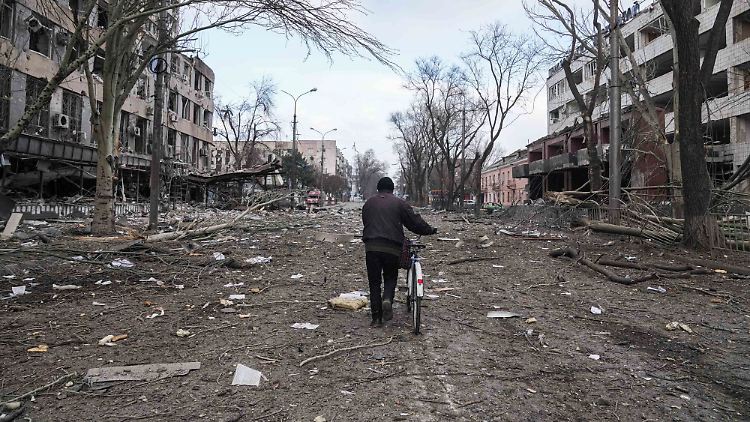 Hilfsorganisationen berichten warnen vor einer "unvorstellbaren Tragödie" im umkämpften Mariupol.